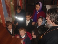 о.Александр с внуками поет на вечернем богослужении в Спасо-Преображенском соборе