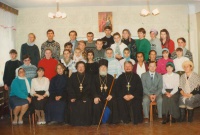 Студенты, преподаватели и работники НПДУ с ректором архиепископом Софронием, 1994 год