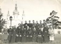 На фоне Успенско-Софийского собора Тобольского кремля