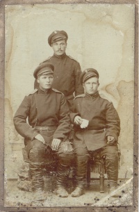 Григорий Фирсович Пивоваров, участник Первой мировой войны (сидит слева), дедушка протоиерея Александра