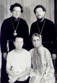 Татьяна Ивановна Реморова с братьями протоиереями Александром и Борисом и сестрой Еленой