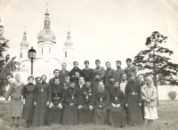 Первые студенты Тобольской семинарии с духовенством Покровского собора, 1989 год