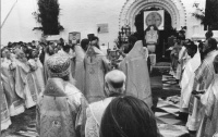 1000-летие Крещения Руси, Литургия перед закрытым еще Успенско-Софийским собором Тобольского кремля