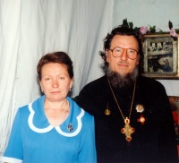 Татьяна Ивановна Реморова с братом протоиереем Александром Пивоваровым. Новокузнецк, 1999 год
