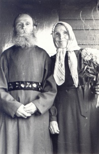 Иван Григорьевич и Анна Никифоровна Пивоваровы, родители протоиерея Александра. Новосибирск, 1975 год