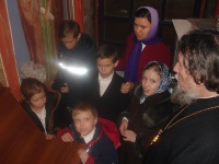 Отец Александр Пивоваров поёт на клиросе с матушкой Серафимой и внуками. Спасо-Преображенский собор